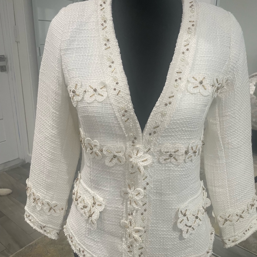 Absolutely stunning WHITE Blazer with gold accessories.